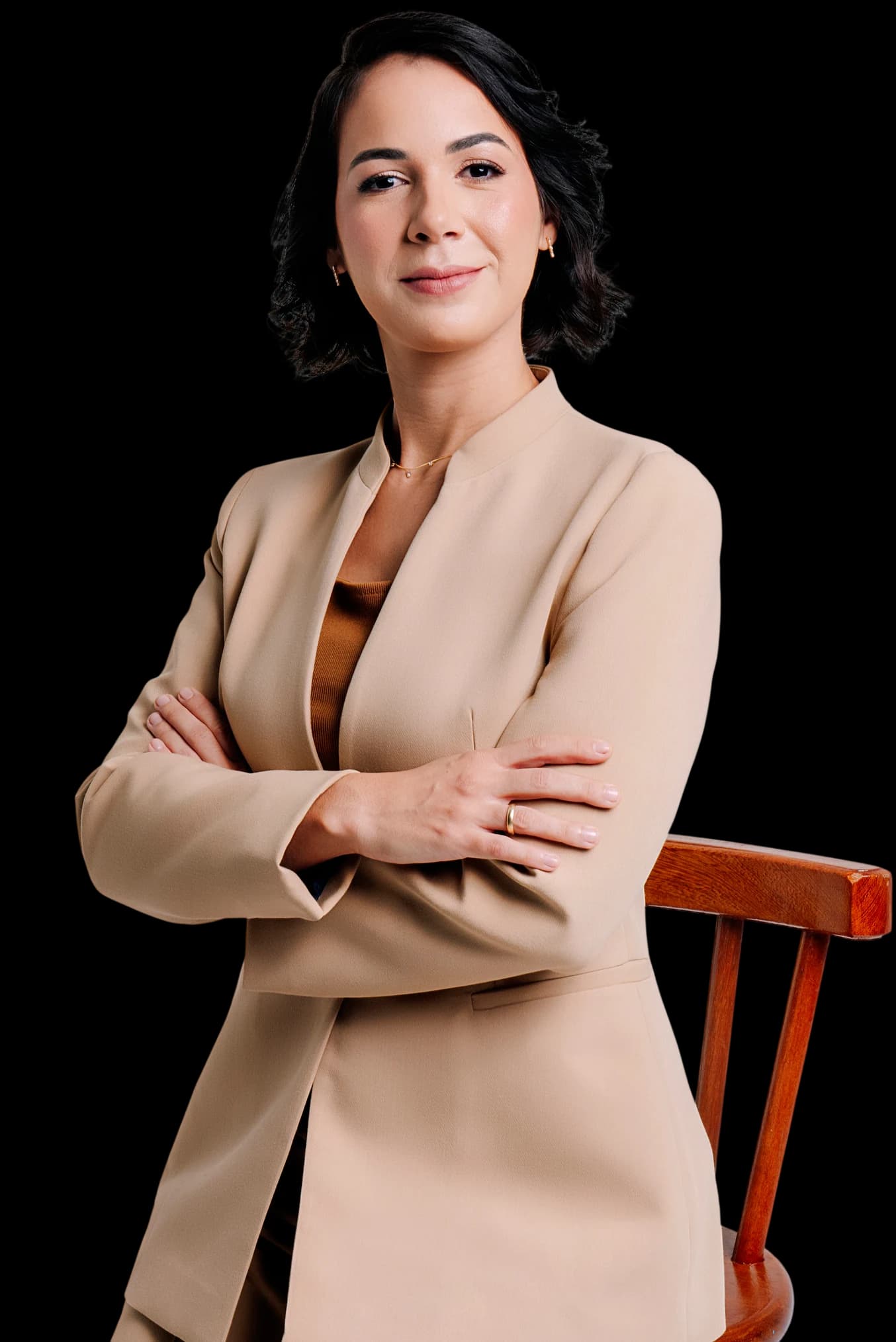 Dra. Tainá Josino em pé, de blazer